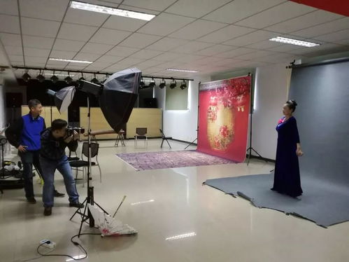 香山街道社區服務中心為老年志愿者拍攝藝術照，定格最美夕陽紅